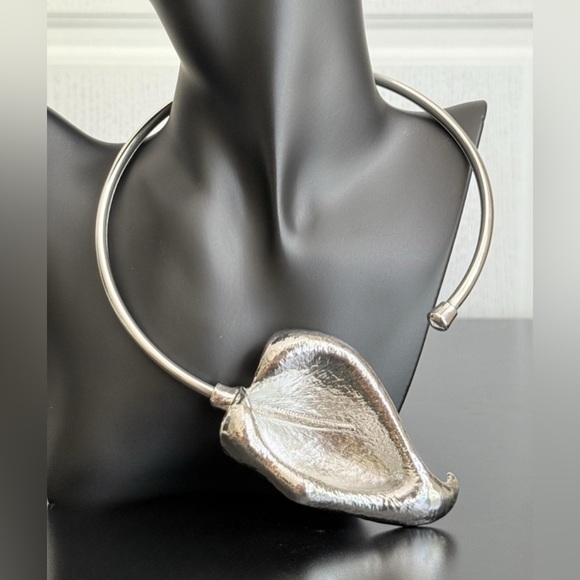 ZARA Silver Oversized Leaf Choker Necklace - Picture 3 of 3